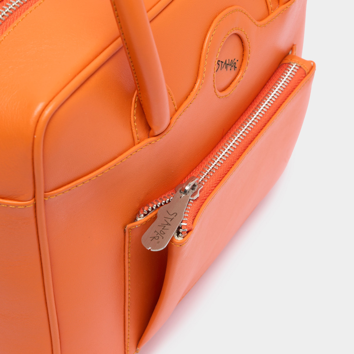 D01-leather-bag-blu_stander-indossato1
